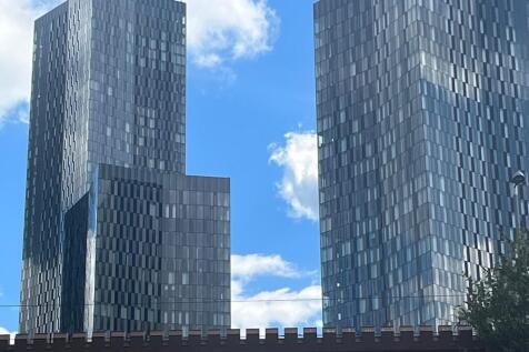 Encasa is delighted to present this 48th Floor apartment, in the heart of Manchester, where luxury and sophistication converge in a stunning 65-story building. Step into a world of elegance with our m