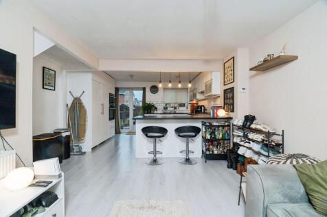 Kitchen/Lounge pic 2