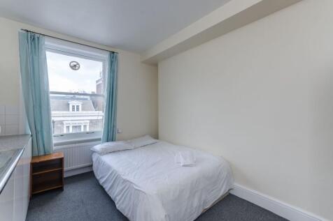 ZERO DEPOSIT AVAILABLE. LONG LET. Set on the 3rd floor of a nice brick-built building, this well arranged studio offers a good-sized living space that is presented in a neutral décor.