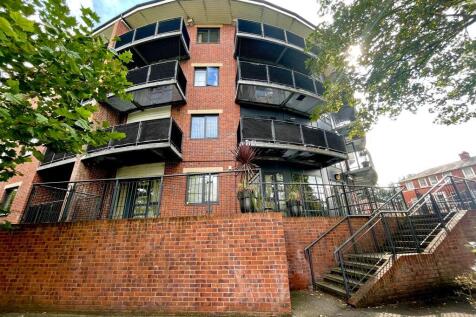** Zero Deposit Guarantee Available **
Back on the rental market with Bridgfords, a well presented first floor two double bedroom apartment. Situated within walking distance of Chorlton High Street, a