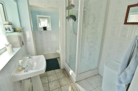 FAMILY SHOWER ROOM