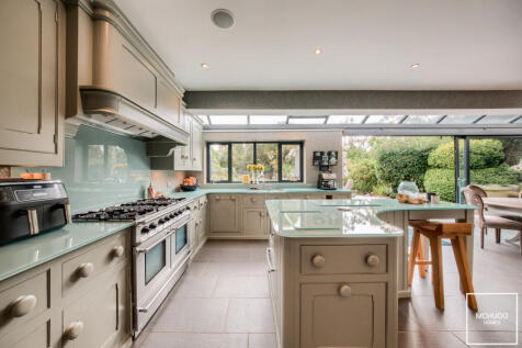 5 bed, 4 bath Detached in Birmingham - Photo 6