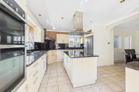 12. CAM04922G0-PR0010-STILL011