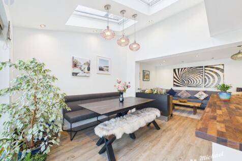 CAM03218G0-PR0553-STILL011