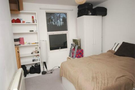 Davis and Gibbs are proud to present this well located, studio apartment to the residential lettings market. The apartment consists of double studio area with ample storage, fitted kitchen and a separ