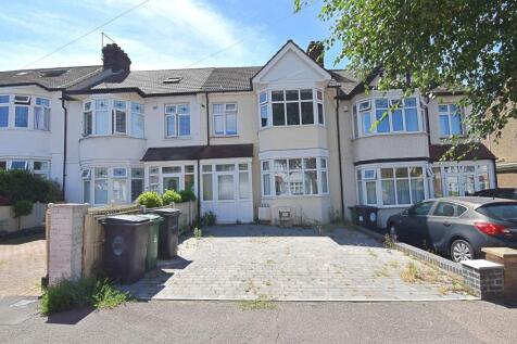 A Super One Bed Ground Floor Apartment With It's Own Garden Plus A Large Garage At Rear‚ With Views over A Playing Field...