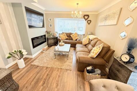 OPEN PLAN LOUNGE/DINING ROOM