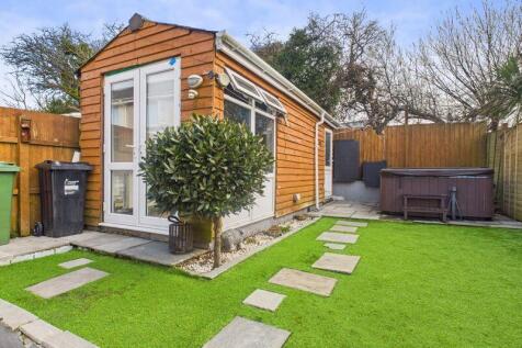 annex, hot tub and rear garden