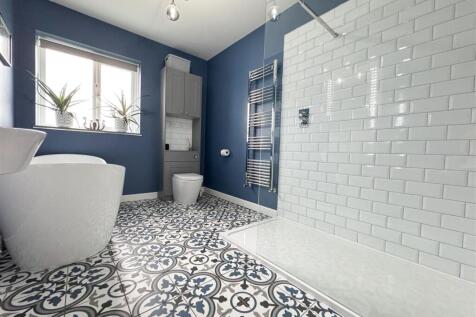 FAMILY BATH AND SHOWER ROOM