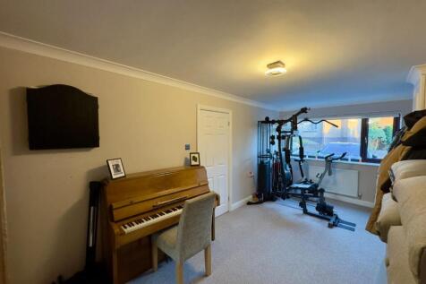 Game-Gym Photo, Clockhouse Grove, Burnley, 5 Bedro