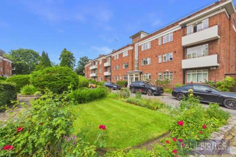 *AVAILABLE NOW* A spacious first floor one double bedroom apartment set within the well presented and maintained, locally renowned Grade II listed Appleby Lodge Development. Lounge/Dining room with ba
