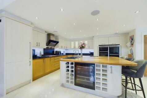 STUNNING OPEN PLAN LIVING KITCHEN