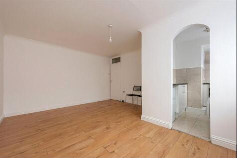 A newly refurbished one-bedroom apartment situated within this purpose-built block. Ideally located just minutes' walk from Woodside Park Tube Station, as well as a variety of local shops and amenitie