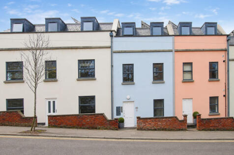 A well-presented, two double-bedroom modern apartment located in the heart of Kingsdown just moments away from the BRI. The property is situated in an elevated position within the development, is offe