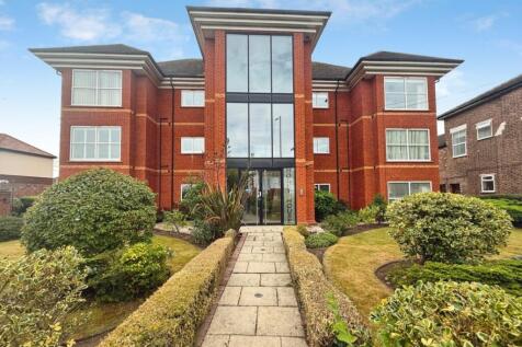 This neutrally decorated, ground floor 2 bedroom, 2 bathroom apartment is available **to let** in Crosby, Liverpool. Well presented throughout, the apartment offers a spacious layout including a gener