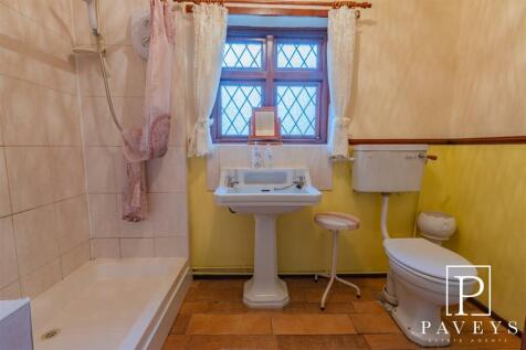 SHOWER ROOM/CLOAKROOM