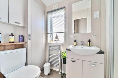 2nd view SHOWER ROOM.jpg