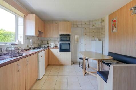 4 bed, 2 bath Detached in Sheffield - Photo 8
