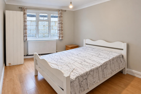 Flat in TW4 6EH