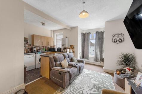 Lounge kitchen.JPG