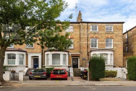 Split over two floors this three bedroom flat has a modern open plan kitchen lounge, mix of carpets and wood floors, neutral decor, good storage space and a tiled modern bathroom with shower. Tufnell