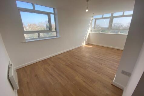 ** Zero Deposit Guarantee Available **
Available for a September move in is this stunning two bedroom apartment. Situated in the prestegious Belem Tower developement which is ideally located just minu