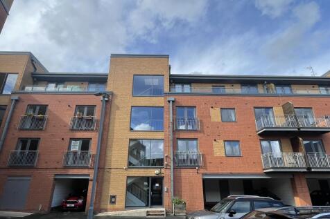 2 Bedroom Flat in WR5 3FR