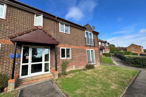 2 bed flat/apartment for rent in Castleview Gardens, High Wycombe, HP12
