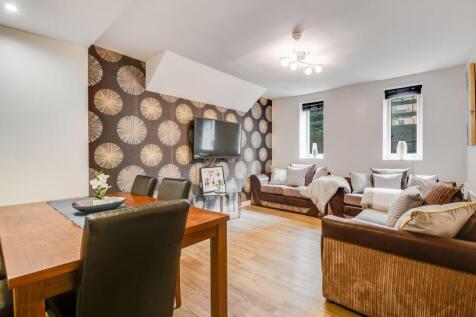 This spacious 2-bedroom flat on Boundfield Rd, London, offers a comfortable living space with one bathroom and a reception area. The property features a modern kitchen, a garden, and secure car parkin