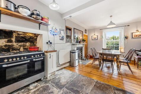Kitchen - stove and dining area.jpg
