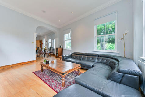 LONG LET. This superb triple aspect property benefits from high ceilings and spacious accommodation including 3 double bedrooms, ample entertaining space and original sash windows.