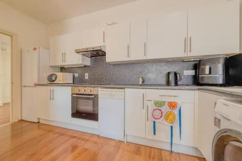 Westcoast Properties are pleased to welcome this 3 bedroom student apartment in Bristol City Centre with heating and WiFi included available late July.