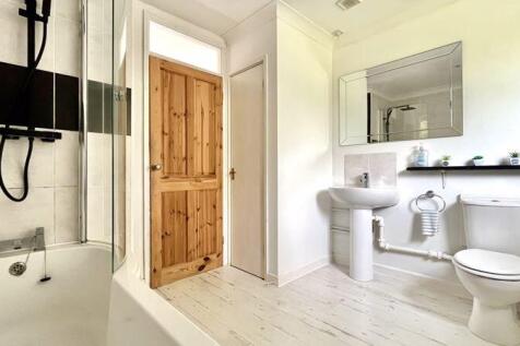 En-Suite to Bedroom 1