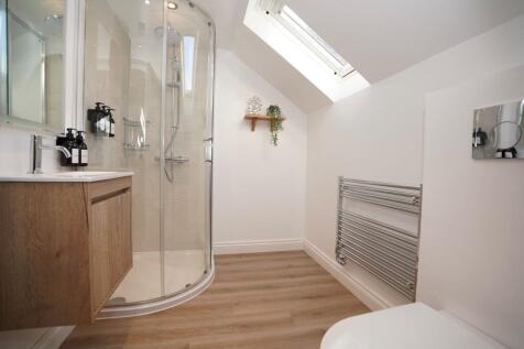 Squirrels Leap Shower Room