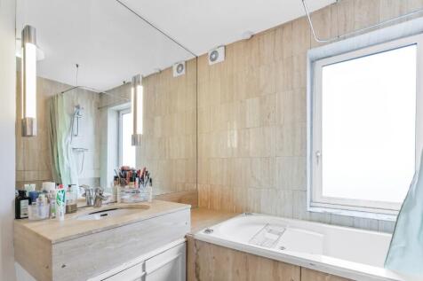 2 bed, 2 bath Apartment in London - Photo 5