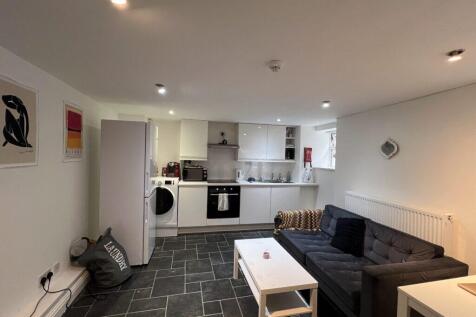 Available July 2026 Rent £160 per person per week Including Gas water and electricity and free wifi Fantastic and bright, newly refurbished 2 bedroom apartment within a large converted Victorian build