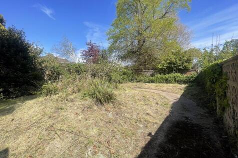 Garden Area Behind Garage