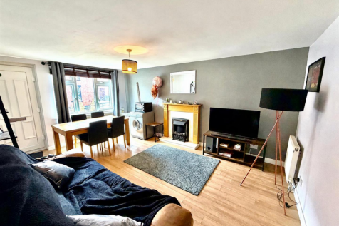 Living Room / Dining Area: