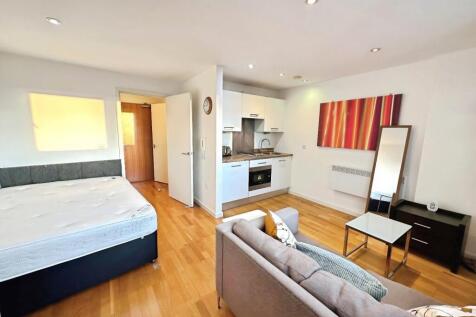 Deposit free option available//Studio //Furnished //On-site gym //On-site concierge //Local shops and restaurants nearby //Few minute walk to Leeds station //Development has a lift