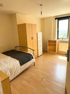 Enjoy the convenience of city living in the heart of Leeds city centre with this well-managed property from Samara Lettings.