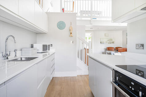 23 Kitchen.JPG