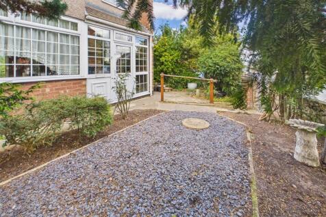 Approah/ Front Garden