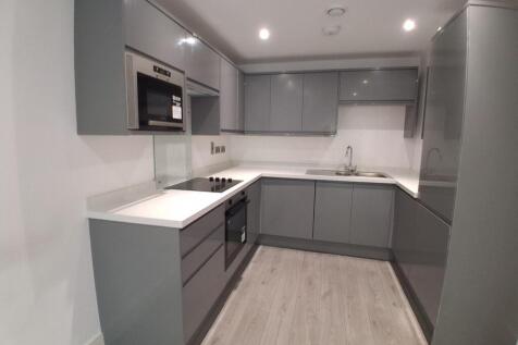 Stunning Apartment in THE MANSE 🌟 Features a secure gated development with guaranteed parking! Walking distance to Eccles Interchange & train station. 🚗