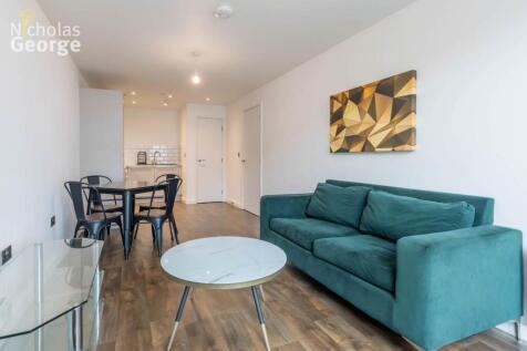 *** Please note Initial enquiries need to be done online via one of the portals*** **AVAILABLE NOW - NICELY PRESENTED - GREAT LOCATION - VIDEO TOUR AVAILABLE** This spacious furnished ground floor fla