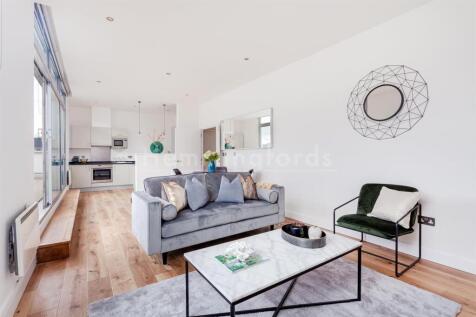 A spacious three double bedroom, two bathroom Penthouse on a quite street in Shoreditch, EC2A. This fantastic apartment is located on the second floor and features a good sized reception with open pla