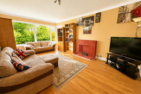 Lounge/Dining Area