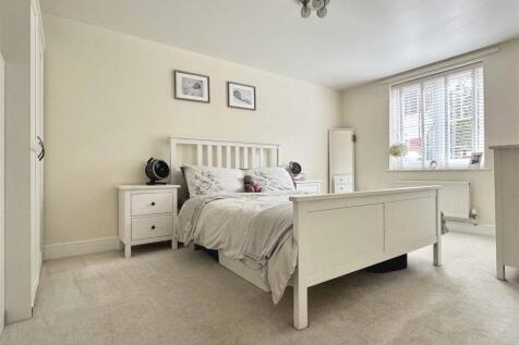 Master Bedroom b.jpg