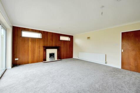 LOUNGE/SITTING ROOM