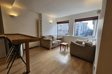 This stunning 2-bedroom apartment in the heart of Leeds city centre offers the perfect blend of urban convenience and tranquillity. Just 2 minutes from Leeds Train Station, Leeds General Infirmary and