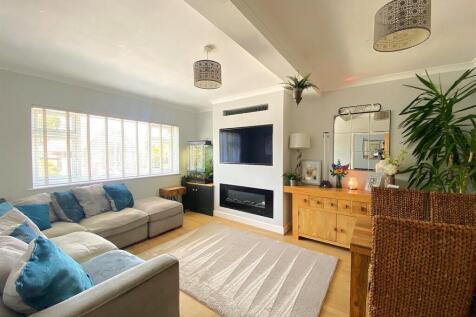 3 Windmill Drive - Lounge1.jpeg